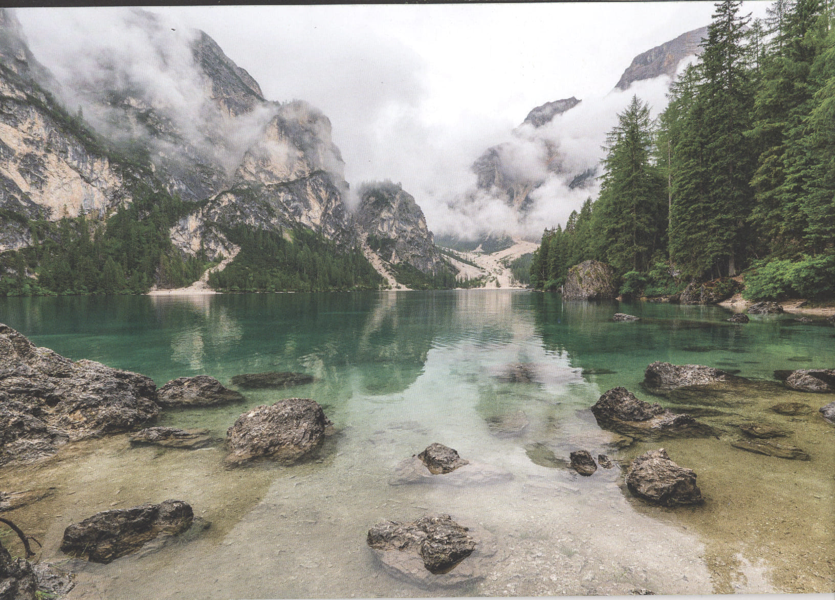 Alpensee mit Bergpanorama