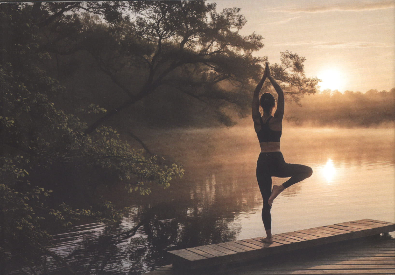 Yoga bei Sonnenaufgang am See